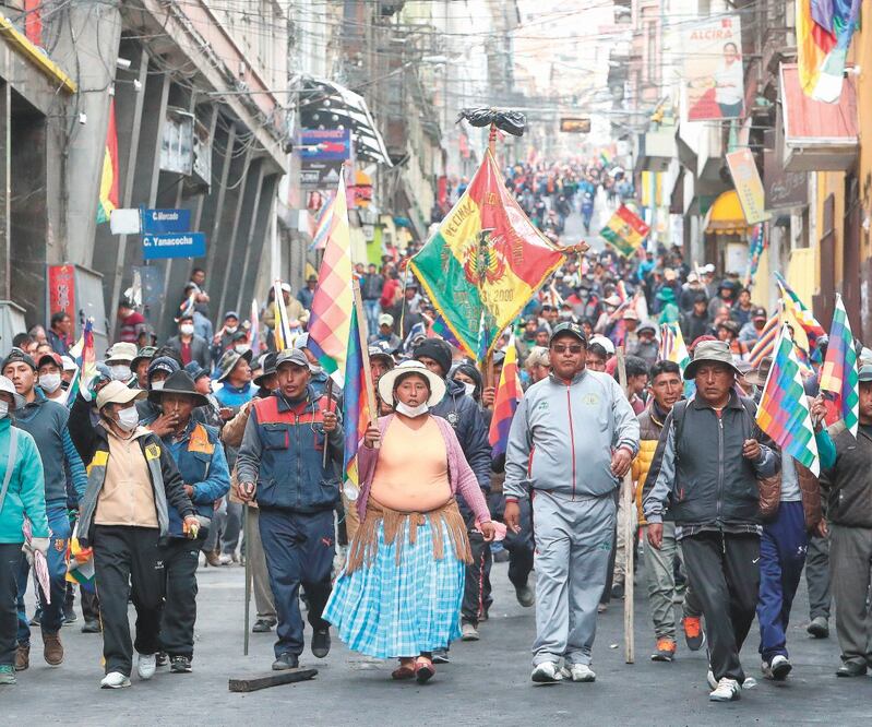 Cientos de simpatizantes del expresidente boliviano Evo Morales se manifestaron ayer, en La Paz. Foto: MARTIN ALIPAZ. EFE