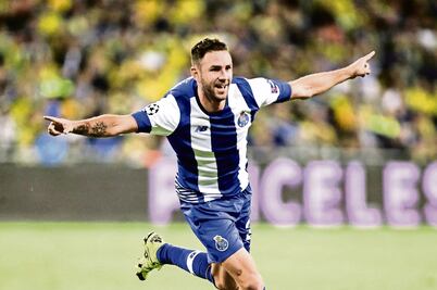 Corona y Layún dan la victoria