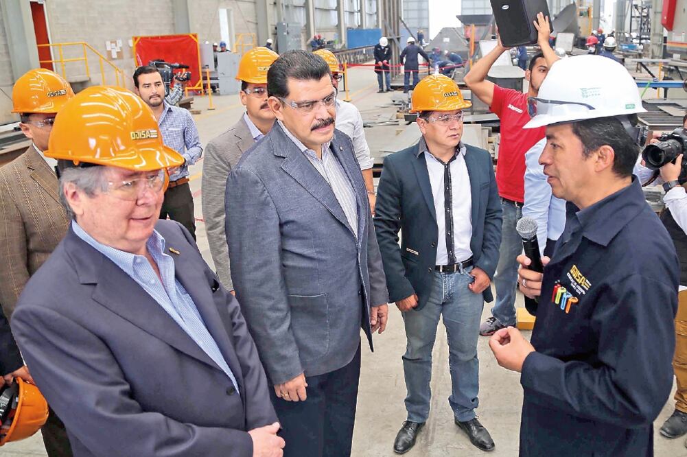 Acompañado por el empresario Rafael Pescador Sosa, el gobernador de Hidalgo, Francisco Olvera Ruiz, realizó un recorrido por la planta (ESPECIAL)