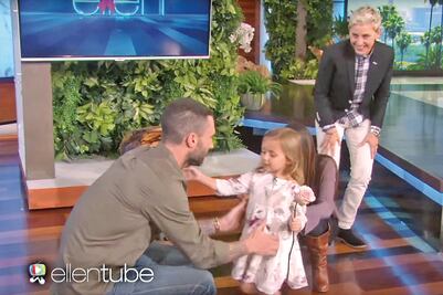 Levine conoce a su “pequeña enamorada”