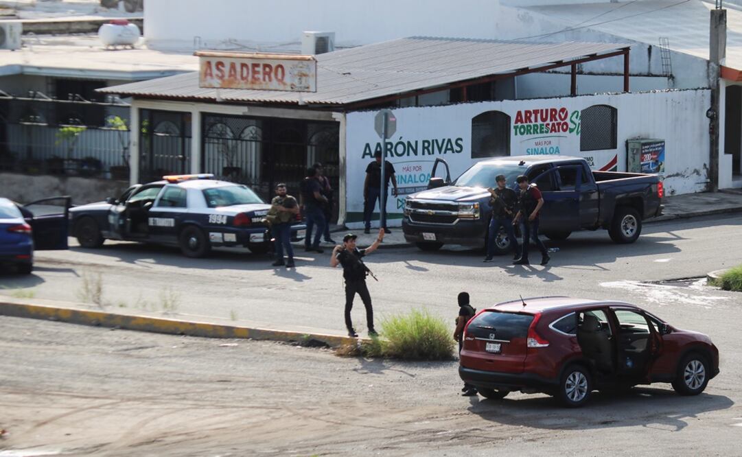 Cartel gunmen are seen on a street during clashes with federal forces following the detention of Ovidio Guzmán, son of drug kingpin Joaquin "El Chapo" Guzmán, in Culiacán, in Sinaloa state - Photo: Jesus Bustamante/REUTERS