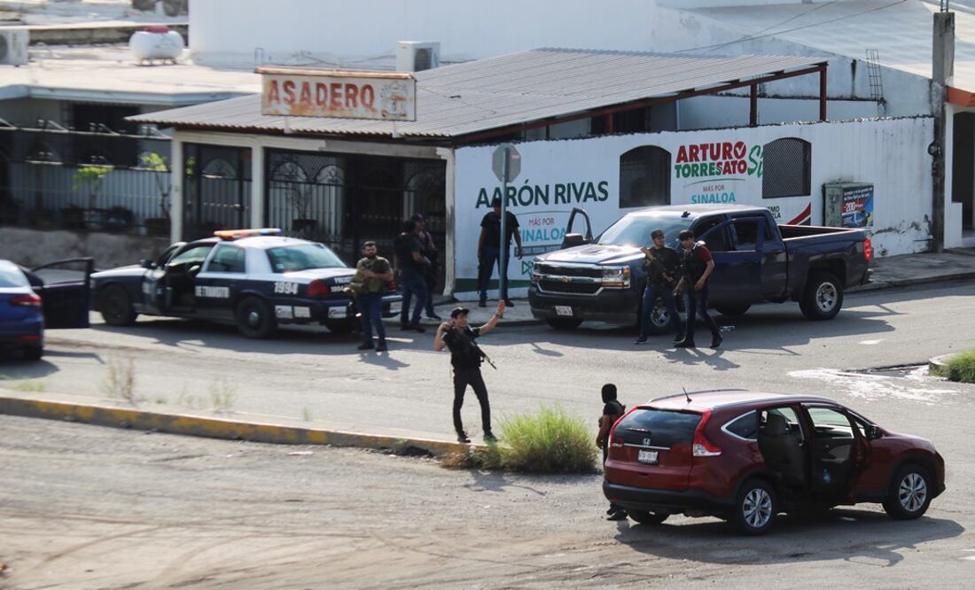 Cartel gunmen are seen on a street during clashes with federal forces following the detention of Ovidio Guzmán, son of drug kingpin Joaquin "El Chapo" Guzmán, in Culiacán, in Sinaloa state - Photo: Jesus Bustamante/REUTERS