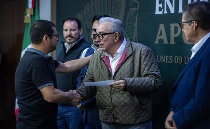 Gobernador de Sinaloa entrega apoyo económico a músicos afectados por la inseguridad