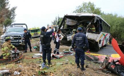 30 injured in bus-trailer crash in Michoacán