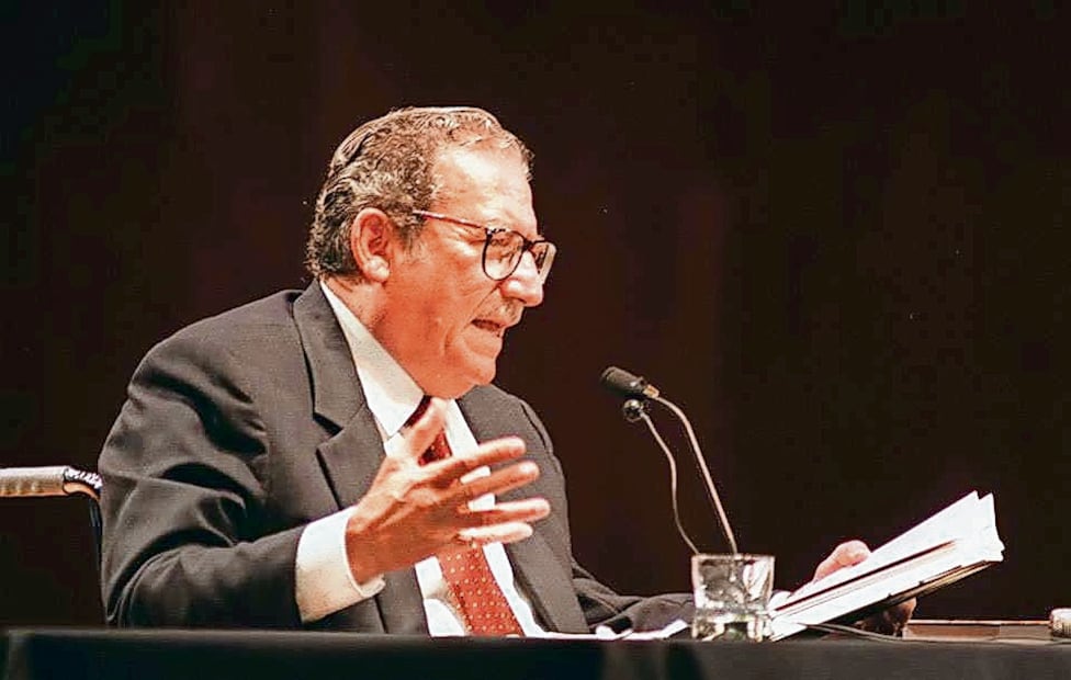 Jaime Sabines, durante un recital en la Sala Nezahualcóyotl de Ciudad Universitaria, en septiembre de 1997.  Crédito: Eduardo Espinoza S.