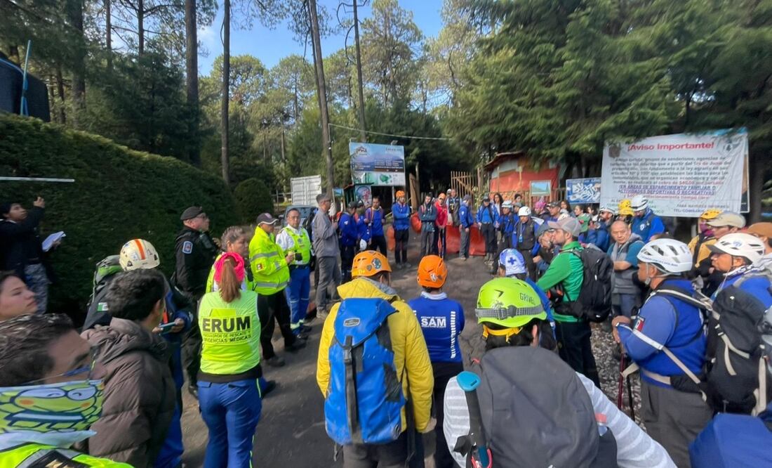 Familiares, voluntarios y personal de la fiscalía intensificaron la búsqueda de la joven en la zona boscosa del Ajusco. Foto: Especial