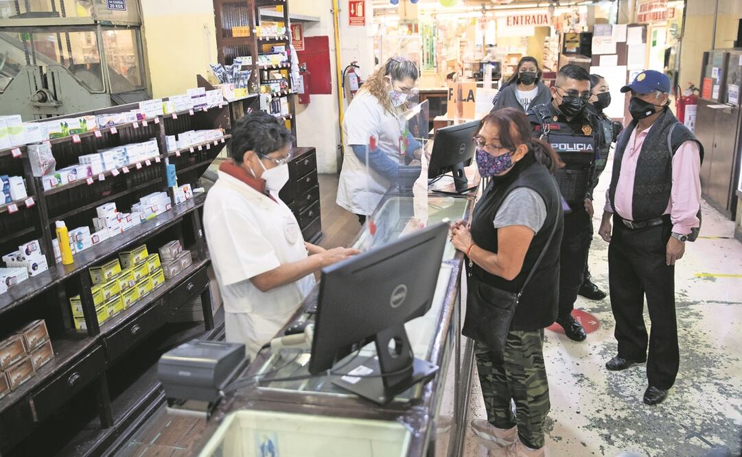 En farmacias del Centro Histórico clientes buscan ivermectina o azitromicina, debido a que lo vieron en redes o se los recomendó un conocido para tratar Covid. Foto: Germán Espinosa. EL UNICERSAL