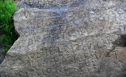 Francia ofrece recompensa por descifrar símbolos de una misteriosa roca