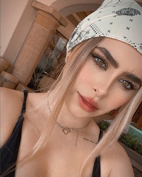 La hermana de Christian Nodal roba suspiros en bikini tie-dye 