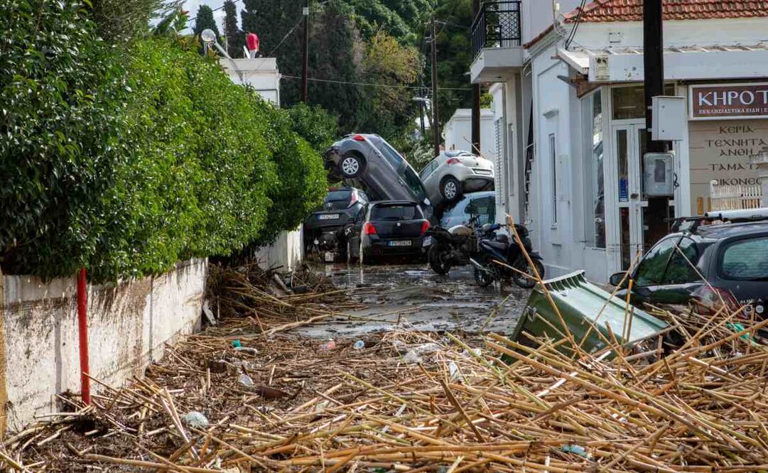 Los coches se amontonaron en una carretera tras el paso de la tormenta Bora en Ialyssos, Rodas, Grecia, el 01 de diciembre de 2024. La isla de Rodas ha estado en estado de emergencia durante las últimas horas, ya que el mal tiempo provocado por la tormenta Bora continúa. La red de carreteras en los municipios de Ialyssos y Kallithea ha resultado dañada. Los jardines de infancia, las escuelas primarias, las escuelas secundarias y las escuelas secundarias de Rodas estarán cerradas el 2 de diciembre de 2024. Foto: EFE