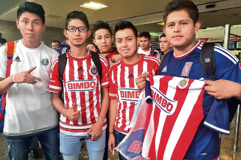 Numeroso grupo de seguidores rojiblancos se apostó en el aeropuerto (RAMÓN TREVIÑO. EL UNIVERSAL)