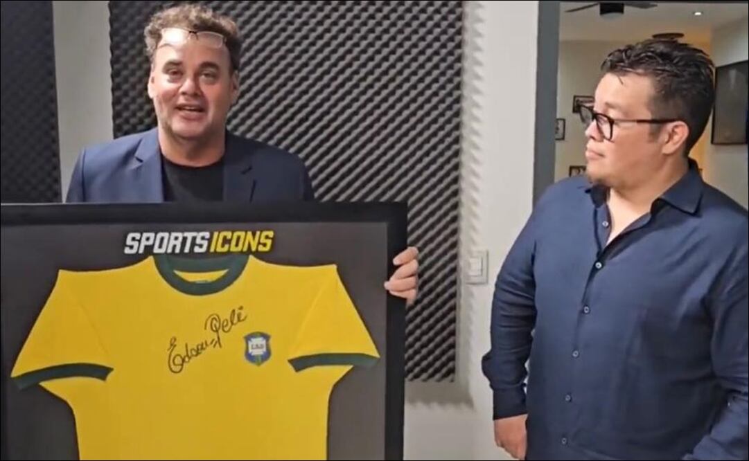 David Faitelson y su enorme agradecimiento a Franco Escamilla por regalarle playera de Pelé / FOTO: ESPECIAL