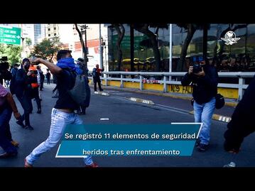 Mitin en la FGR por caso Ayotzinapa acaba en enfrentamiento con policías