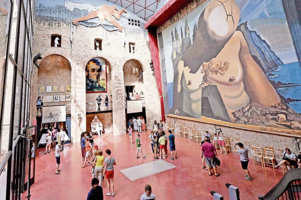 Las actividades en el Museo Dalí volvieron ayer a la normalidad luego de la exhumación de los restos del artista. (FOTOS: LLUIS GENE. AP)