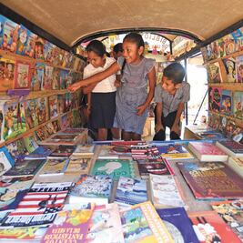 Bibliocombi. José y Carmen siembran la lectura en tierra árida
