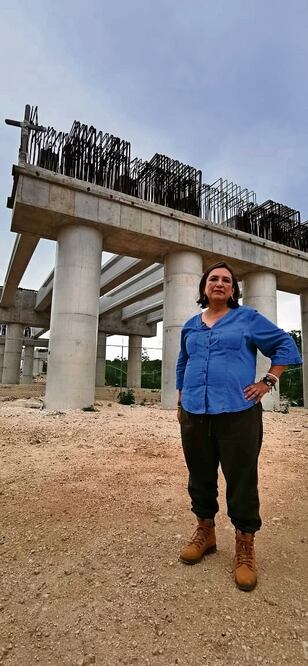 La aspirante a la candidatura presidencial Xóchitl Gálvez recorrió una parte del Tramo 5 Sur del Tren Maya y visitó tres cavernas que se encuentran bajo el trazo de la construcción. Foto: Adriana Varillas / EL UNIVERSAL