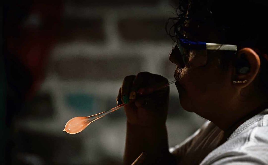 Fabricación de esferas de forma tradicional. Foto: Gabriel Pano / EL UNIVERSAL