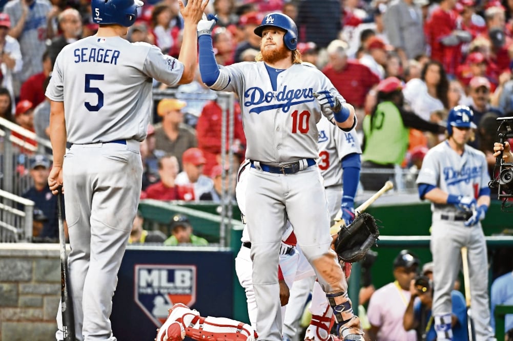 Justin Turner (10) conectó un cuadrangular de dos carreras (BRAD MILLS. USA TODAY SPORTS)