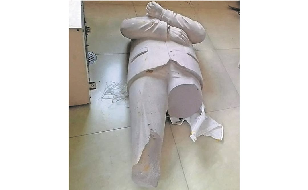 La escultura de cantera blanca del Presidente permanece bajo custodia en las oficinas de la Comisaría Municipal de Atlacomulco. Foto: ESPECIAL