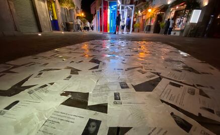 Feministas colocan fichas de búsqueda de mujeres desaparecidas en el Centro Histórico de Querétaro