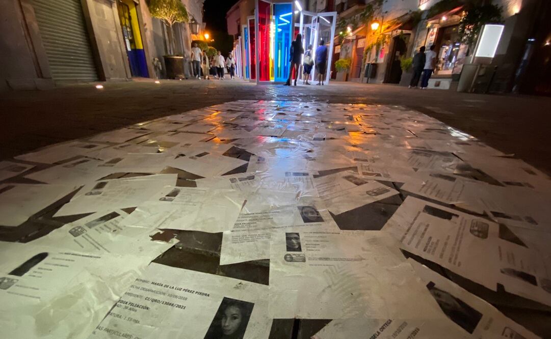 En mamparas, maceteros y en el piso de algunas calles del Centro Histórico de Querétaro, colocaron fichas de busqueda. Fotos: Demian Chávez / EL UNIVERSAL Querétaro