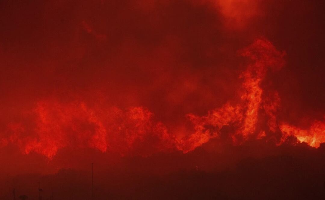 Llamas en un bosque durante un incendio forestal en el poblado de Avantas, cerca de la ciudad de Alexandroupolis, en la región nororiental de Evros, Grecia. Foto: AP