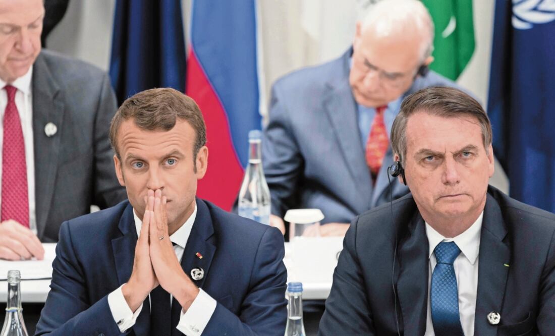 El presidente francés, Emmanuel Macron, con su par brasileño, Jair Bolsonaro, quien dijo que el pacto es muestra del comercio mundial. Foto: JACQUES WITT. AFP