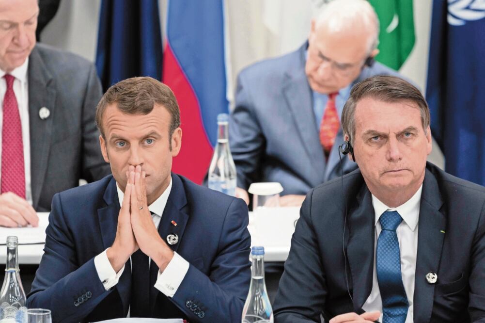 El presidente francés, Emmanuel Macron, con su par brasileño, Jair Bolsonaro, quien dijo que el pacto es muestra del comercio mundial. Foto: JACQUES WITT. AFP