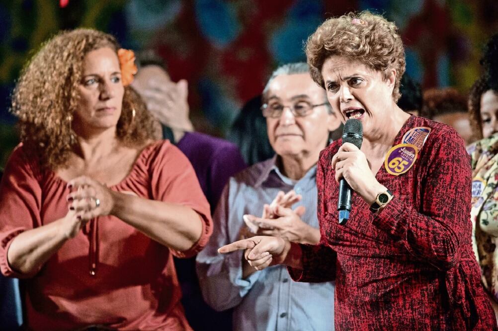 La ex presidenta brasileña Dilma Rousseff (der.), en el acto con la candidata a la alcaldía de Río de Janeiro, Jandira Feghali, ayer (MAURO PIMENTEL. AP)