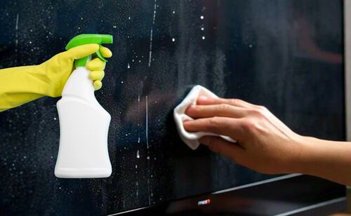 No se deben usar toallas de papel, pañuelos ásperos o productos químicos agresivos, ya que pueden dejar marcas permanentes. Foto: Canva