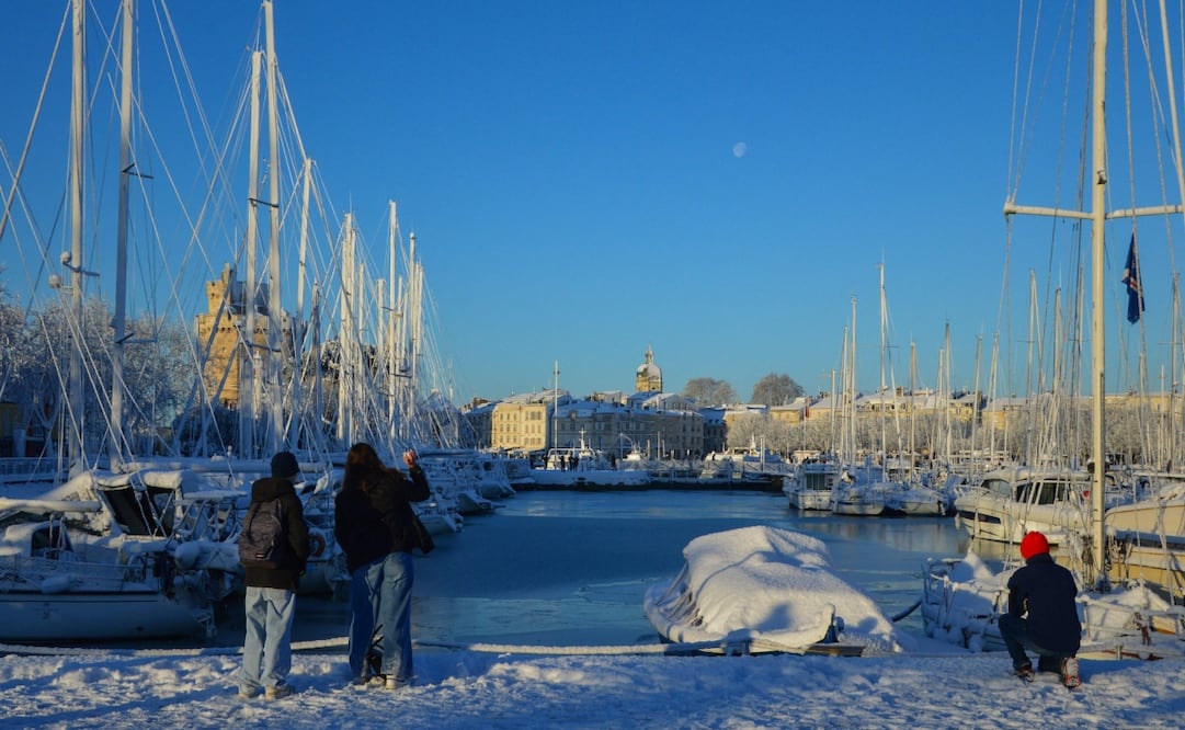 Barcos cubiertos de nieve permanecen amarrados en el puerto de La Rochelle, en el oeste de Francia, el 6 de enero de 2026, después de una rara y fuerte nevada en la región costera del Atlántico. Foto: AFP