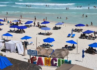 Mexico to fine people who block beach access