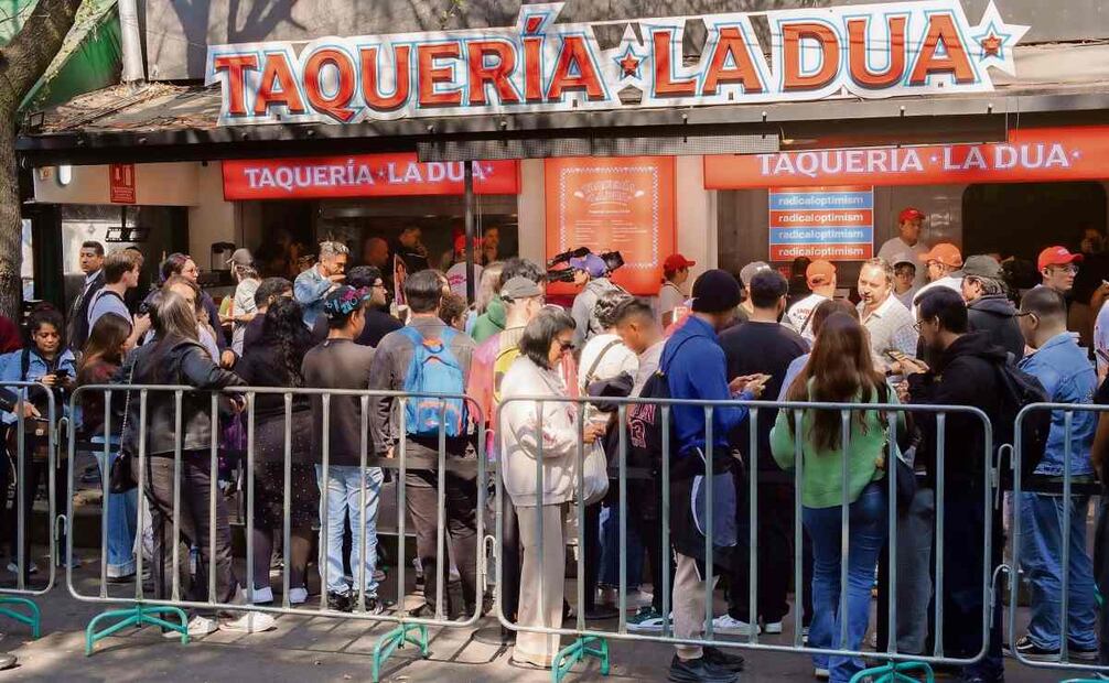 Fans esperaban ver a la artista en su taquería en la Condesa. Foto: Osmar Alvarado / EL UNIVERSAL