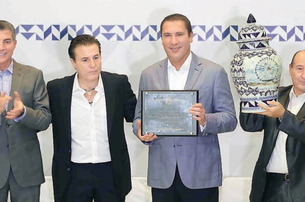 Los hoteleros de la entidad hicieron entrega de un reconocimiento al gobernador Rafael Moreno Valle por el impulso ha dado a la actividad (ESPECIAL)