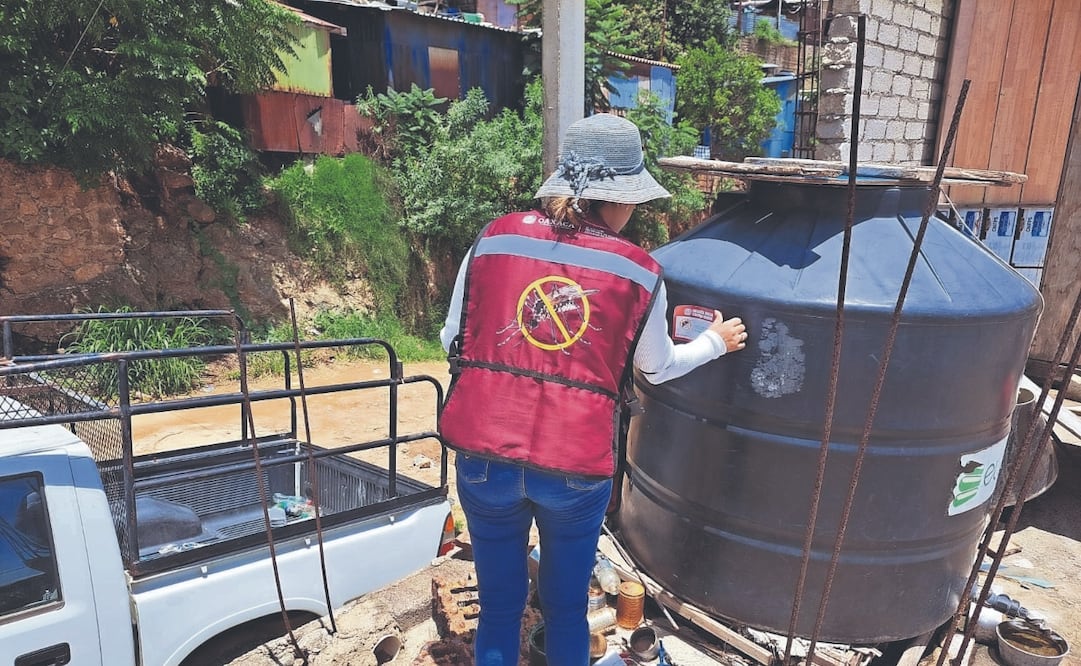 Personal de la Unidad de Vigilancia Epidemiológica vigila que no haya criaderos del mosquito en casas. Foto Especial