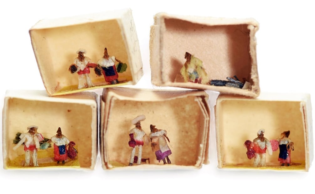 Lote de pulgas vestidas de México que se subastó en Gran Bretaña por mil 200 libras, en 2024. Foto: ESPECIAL/Woolley & Wallis.