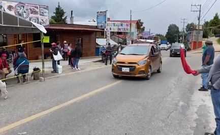 Bloqueo de carretera a la Costa de Oaxaca cumple una semana; pobladores exigen destitución de edil