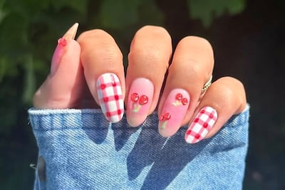 Uñas Gingham, el estampado de cuadros en tendencia en tu manicura