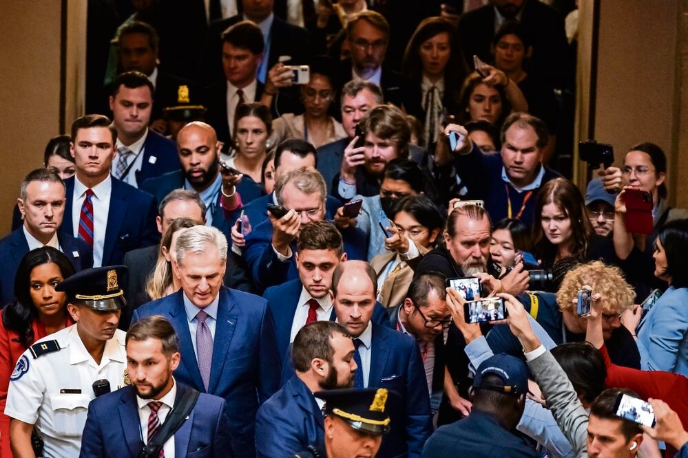 Kevin McCarthy, expresidente de la Cámara Baja (tercero desde la izquierda), regresa a su oficina después de que fuera destituido. Foto: EFE