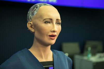 La robot Sophia ya no quiere "destruir a los humanos"; ahora nos ama