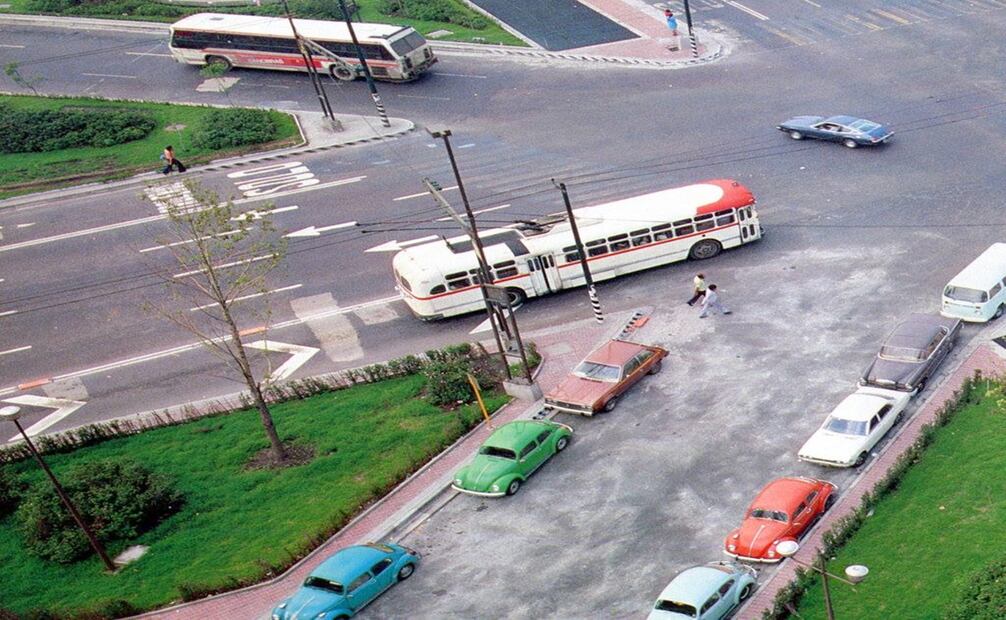 Un trolebús y un autobús "delfín" se encuentran en el cruce de Diagonal San Antonio, Cumbres de Maltrata, Cuauhtémoc y Xola, a la altura de la estación del Metro Etiopía, a inicios de los años ochenta. Crédito: Col. Villasana.
