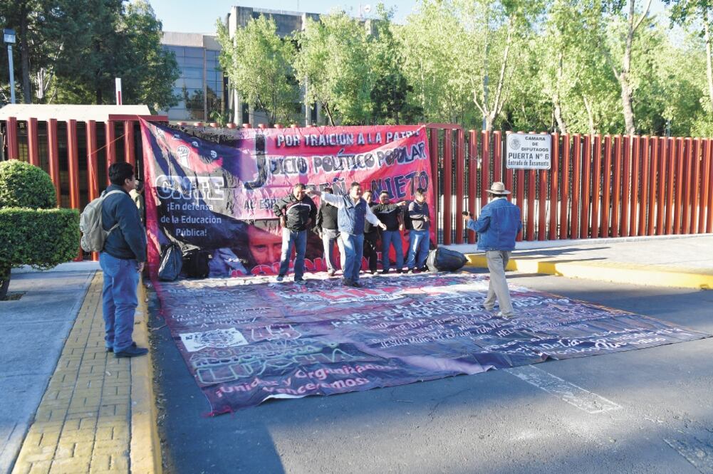 Un pequeño grupo de la CNTE colocó tiendas de campaña y lonas para impedir el acceso a la Cámara de Diputados (HUGO GARCÍA. EL GRÁFICO)