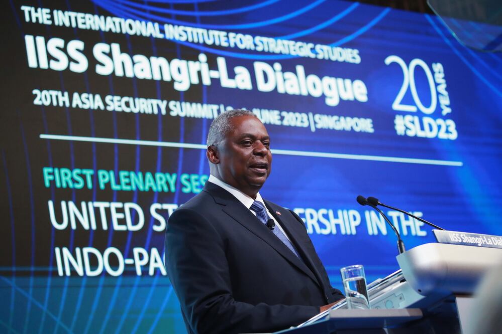 El secretario de Defensa de Estados Unidos, Lloyd Austin, pronuncia su discurso en una sesión plenaria del Diálogo Shangri-La, en Singapur. Foto: EFE