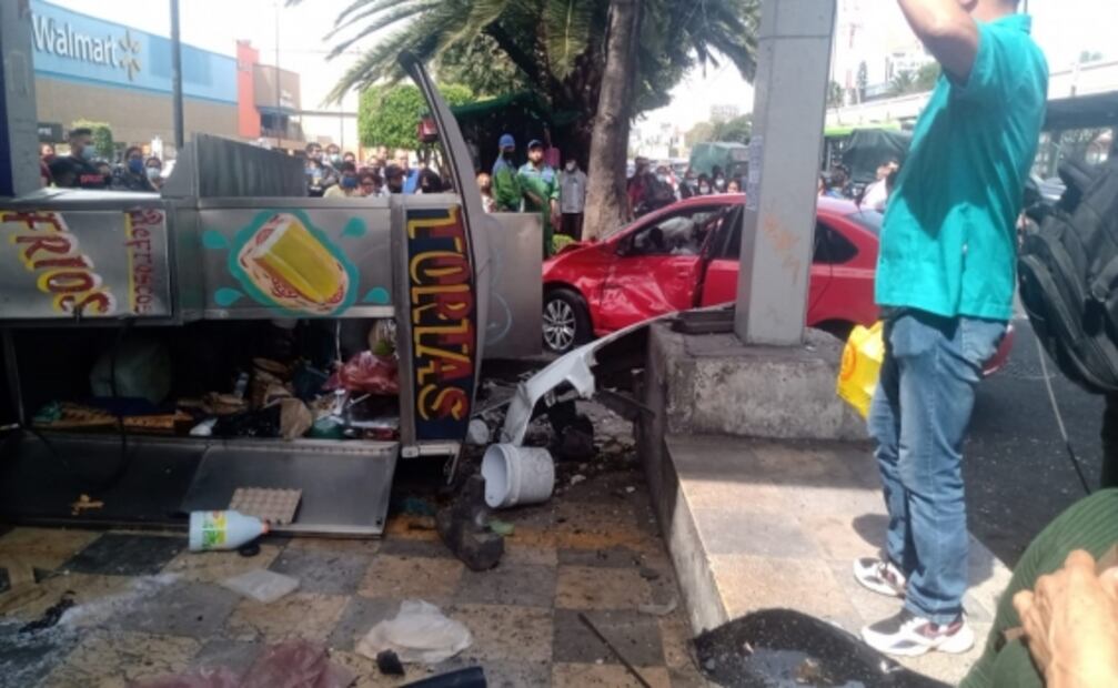 Volcadura en inmediaciones del Metro Nativitas deja una persona muerta