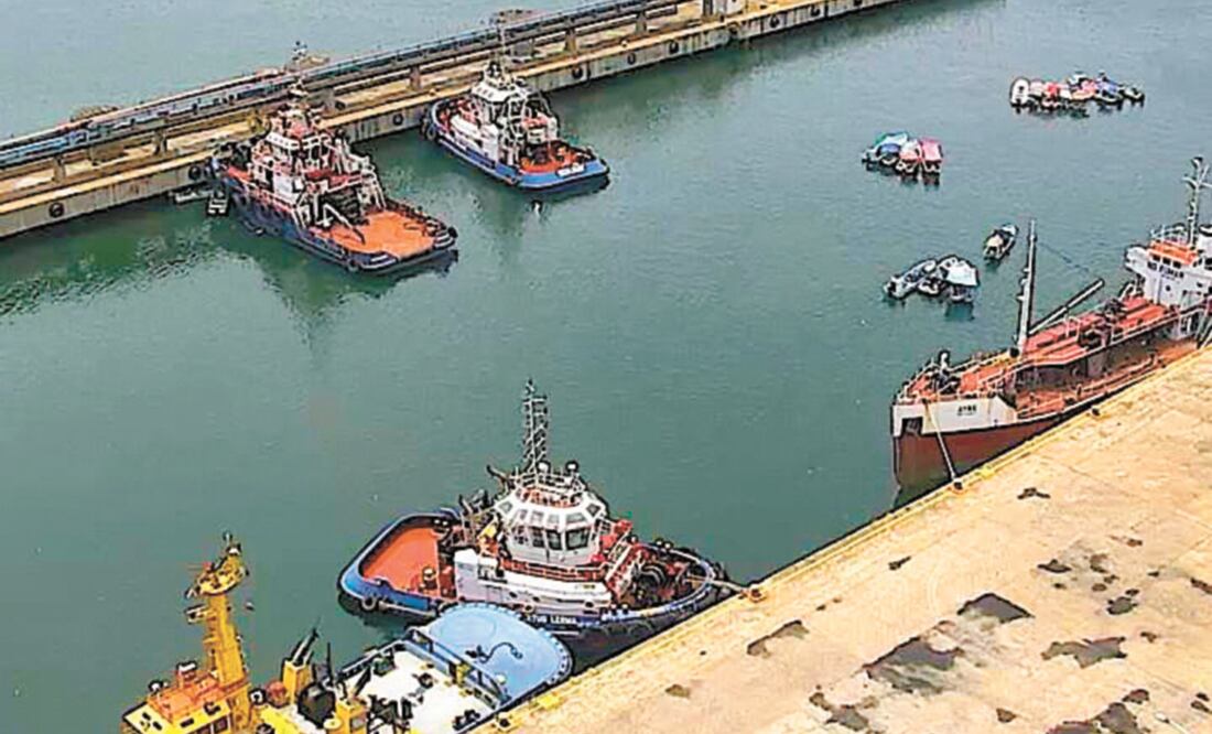 Los pescadores que bloquean el puerto reclaman por la indemnización de daños y contaminación del mar por parte de Carboncer y Fertinal. CORTESÍA