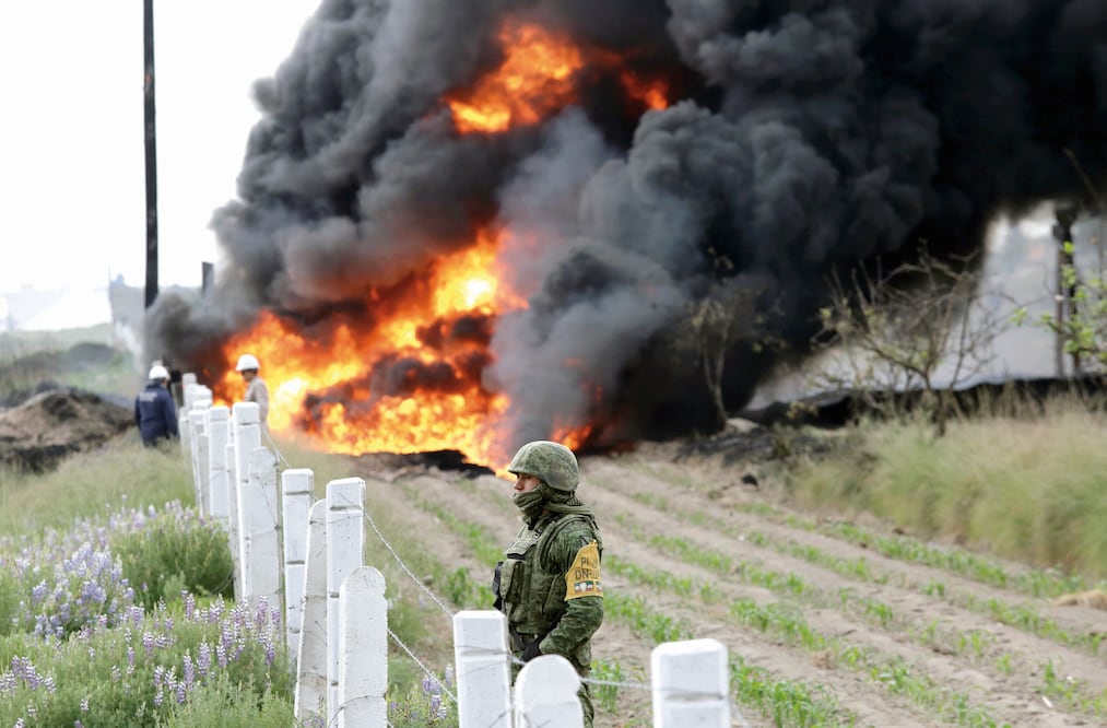 Sin ser policías, empleados de Pemex hacen vigilancia para combatir el delito de las tomas clandestinas (ARCHIVO EL UNIVERSAL)