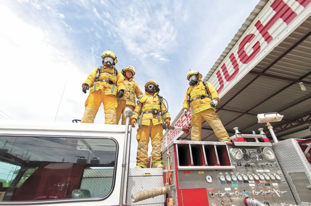 Enfundados en su traje amarillo, los vulcanos de Juchitán aseguran que no se sienten héroes y que realizan su oficio por amor al prójimo, prueba de ello, indican, es el sueldo de 4 mil 400 pesos a la quincena. Foto: ROSELIA CHACA. EL UNIVERSAL