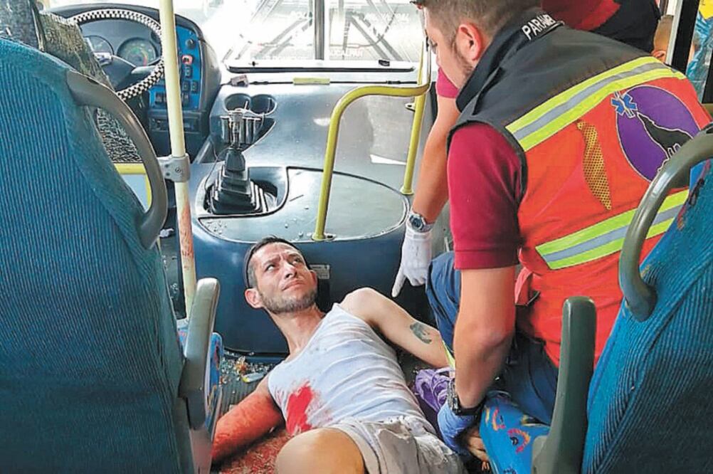 Daño. Paramédicos atendieron al presunto vendedor, que recibió dos balazos en el abdomen. Foto/ESPECIAL