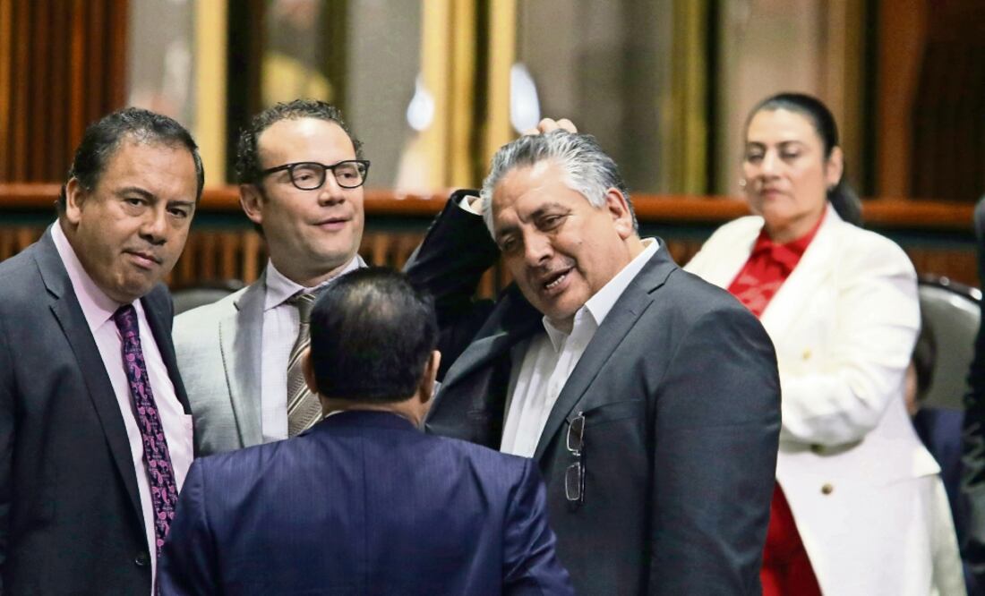 Integrantes de Izquierda Democrática Nacional y la Iniciativa Galileos, de Guadalupe Acosta Naranjo (der.), tuvieron expresiones de descontento en la mesa de registro de los consejeros. (CUARTOSCURO)