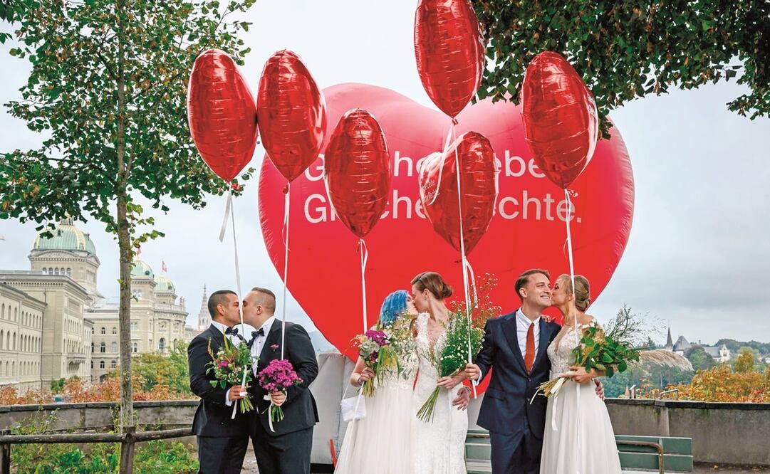 Parejas posan durante un evento en Berna, ayer. Foto: Fabrice Coffrini. AFP